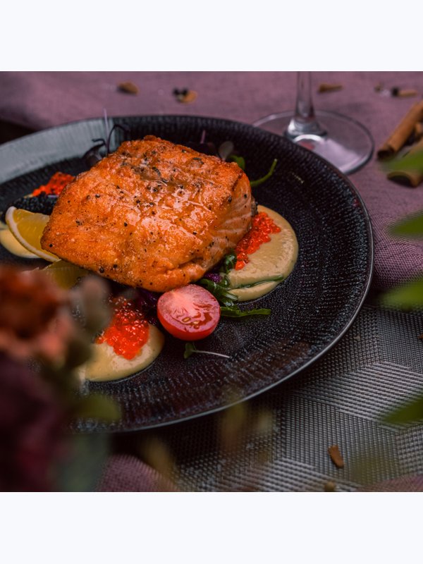 Стейк из Лосося в икорном соусе / Salmon steak in caviar sauce