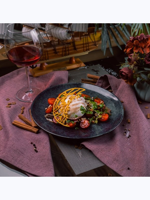 Салат буррата с помидорами и базиликом / Burrata Salad with Tomatoes and Basil
