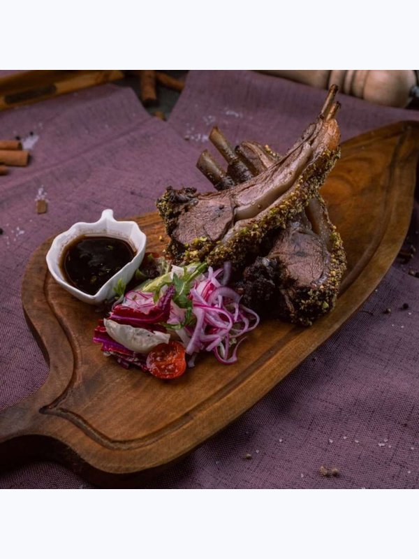 Каре барашка с фисташками / Rack of lamb with pistachios