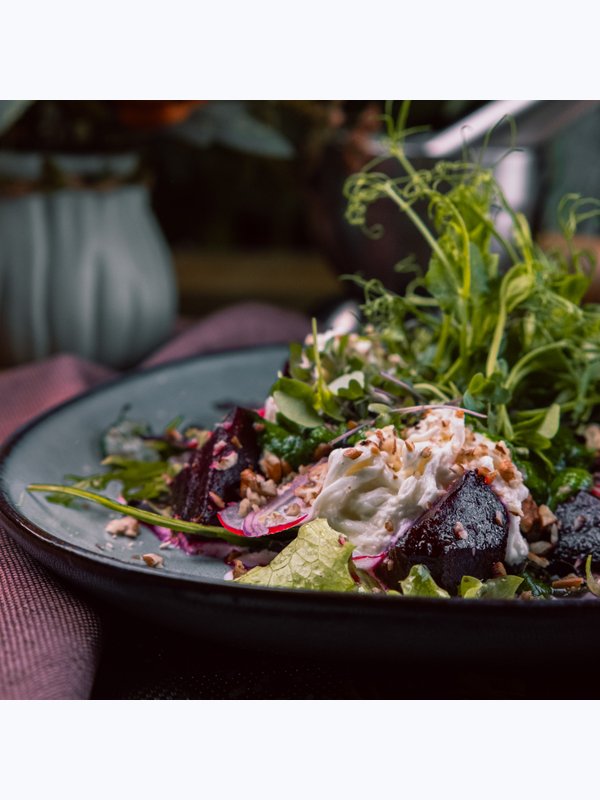 Свекольный салат с сыром страчателла / Beetroot salad with stracatella cheese