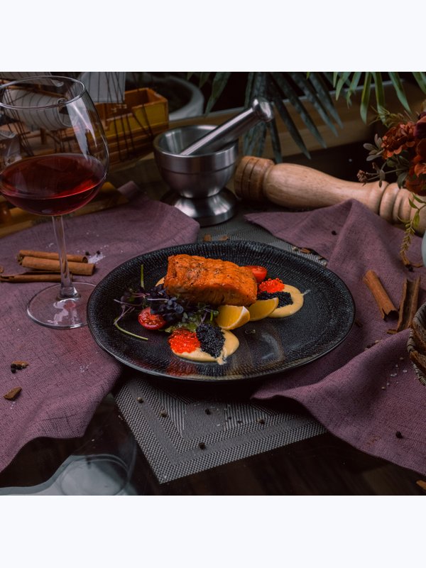 Стейк из Лосося в икорном соусе / Salmon steak in caviar sauce