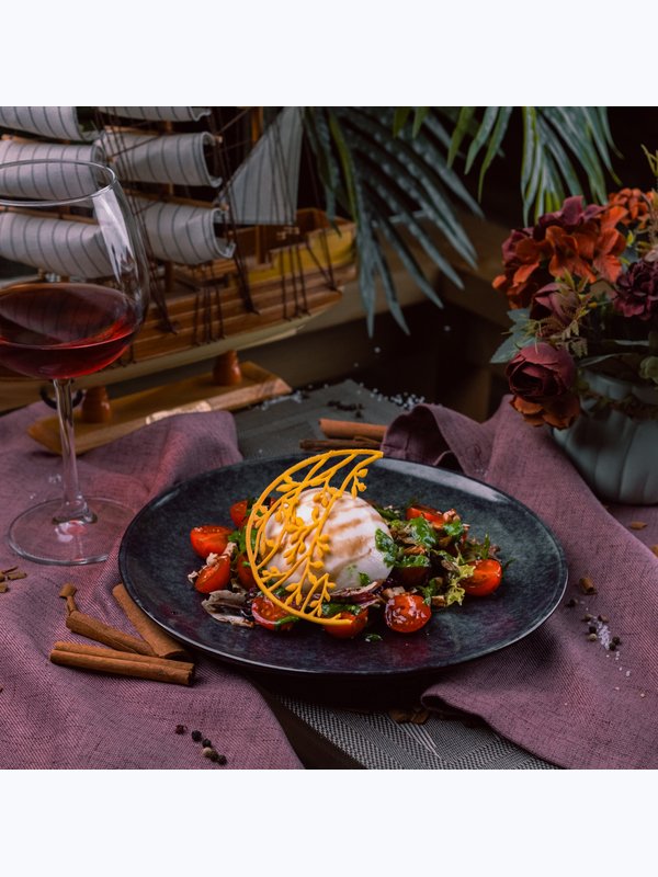 Салат буррата с помидорами и базиликом / Burrata Salad with Tomatoes and Basil