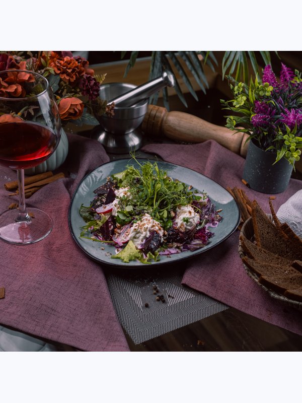 Свекольный салат с сыром страчателла / Beetroot salad with stracatella cheese