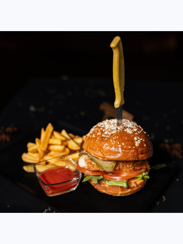 Чикен чизбургер с картофелем фри / Chicken cheeseburger with fries