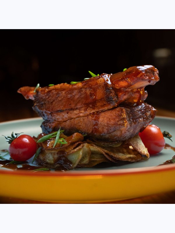 Запеченные говяжьи ребра с картофелем по-домашнему / Baked beef ribs with home-style potatoes