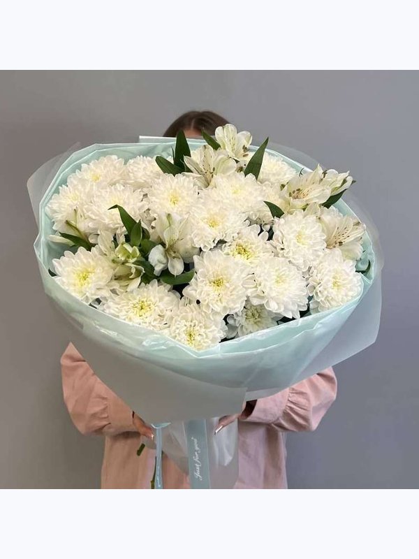 Белая охапка хризантем