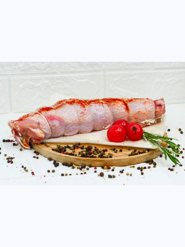 Рулет из курицы с сыром и копченостями