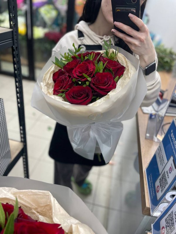 Красные розы с зеленью