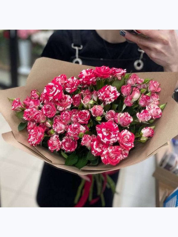 Букет ярких кустовых роз