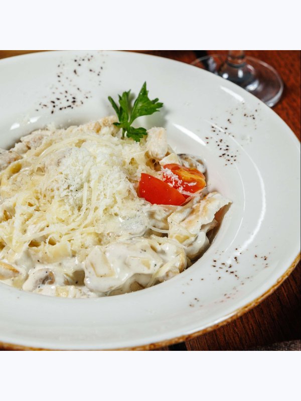 Фетучини с куриной грудкой и грибами