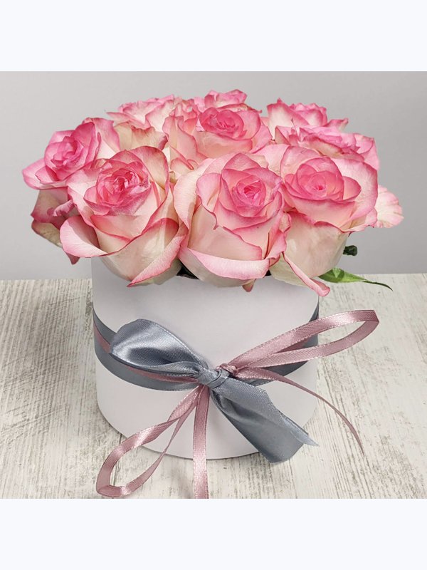 9 Pink roses in a box