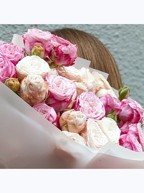 A bouquet of spray roses Bombastiki
