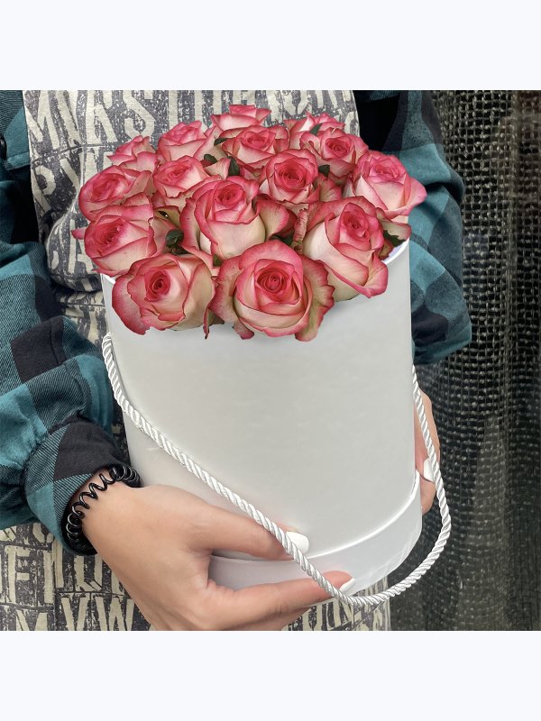 15 pink roses in a white box