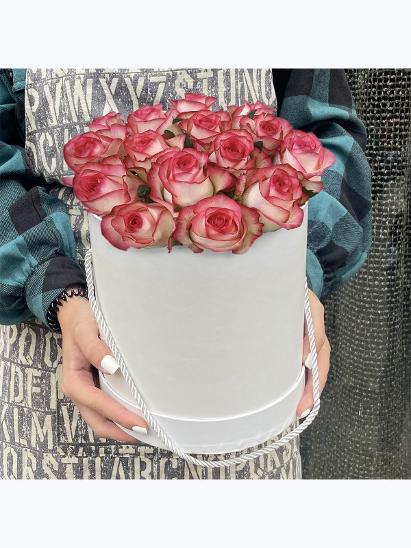 15 pink roses in a white box