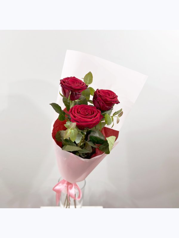 3 red roses
