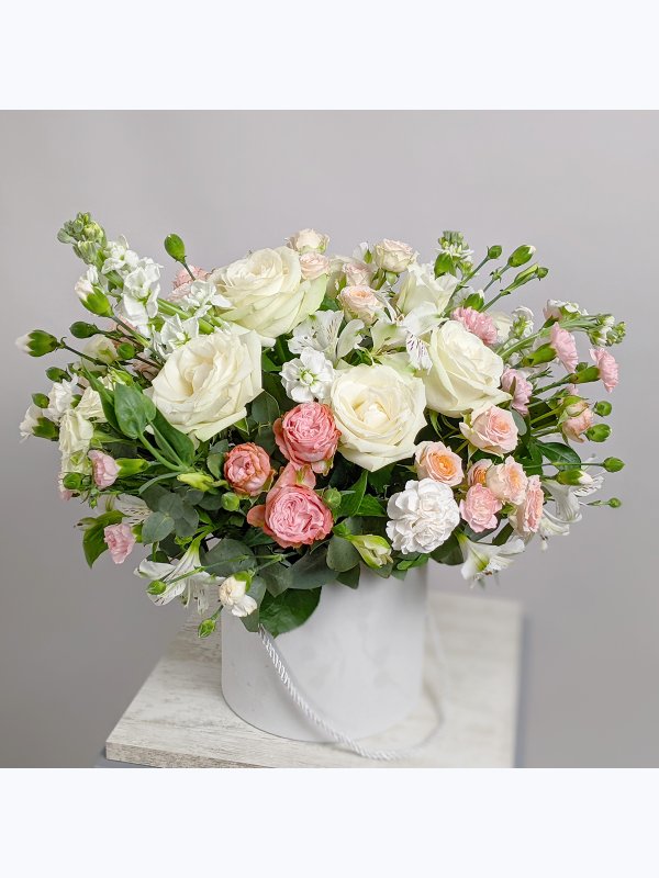 Composition with roses in a white box