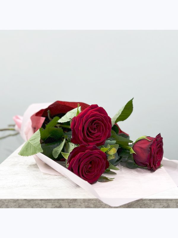 3 red roses