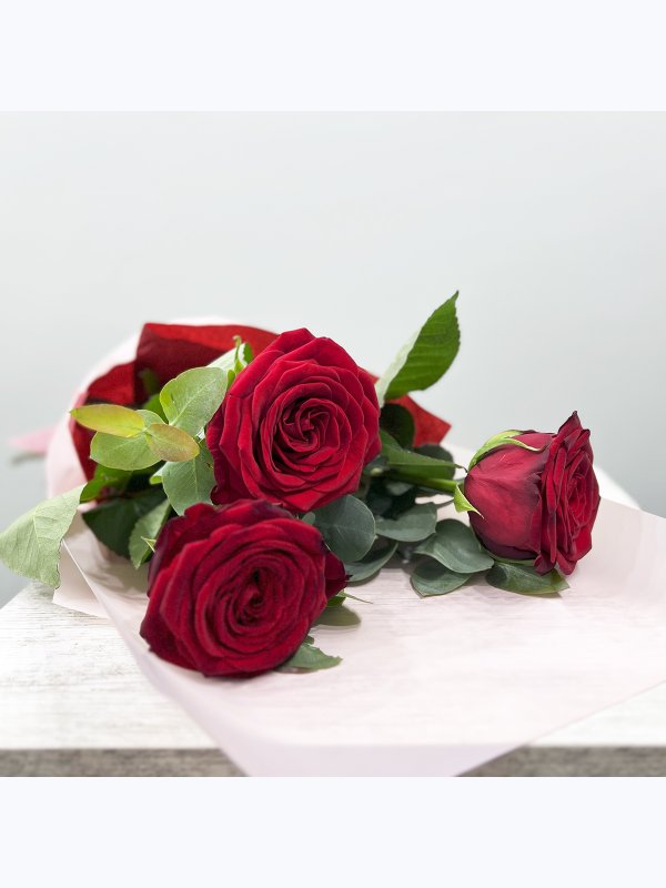 3 red roses