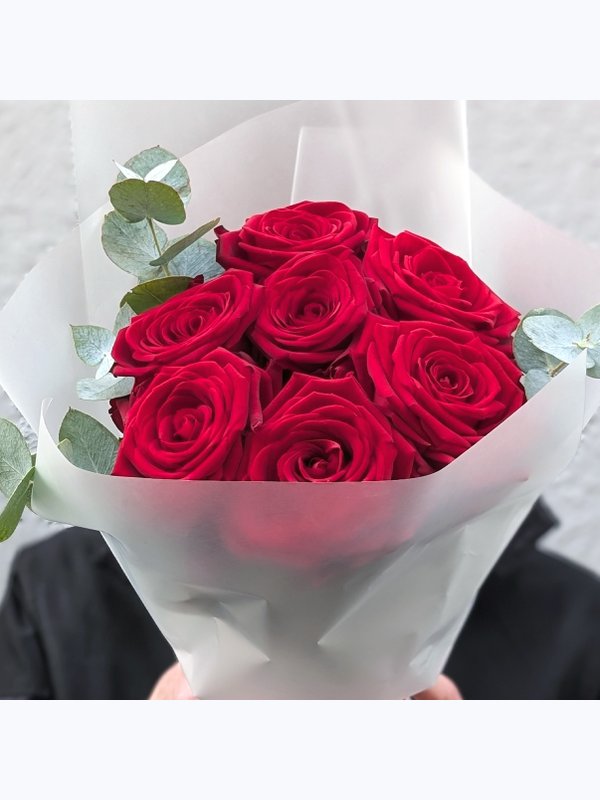 7 red roses