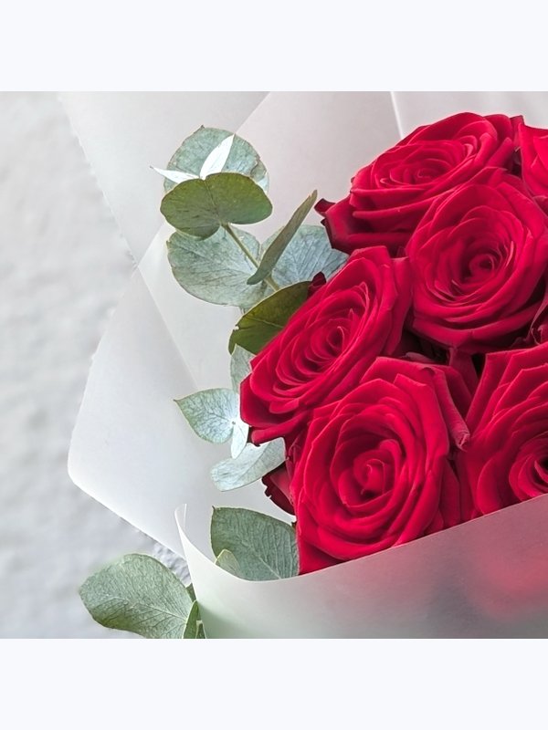 7 red roses