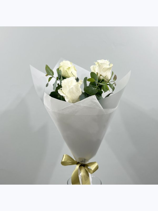 3 white roses