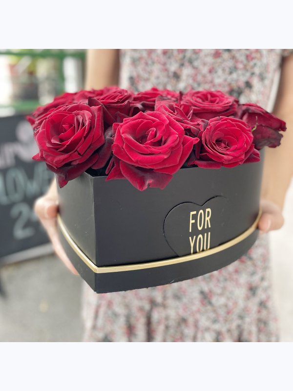 18 Red Roses in a black box