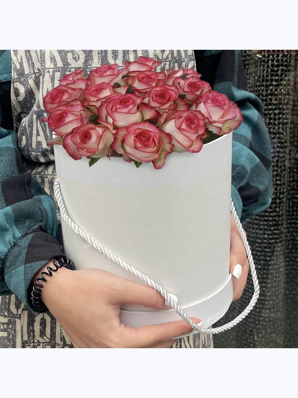 15 pink roses in a white box