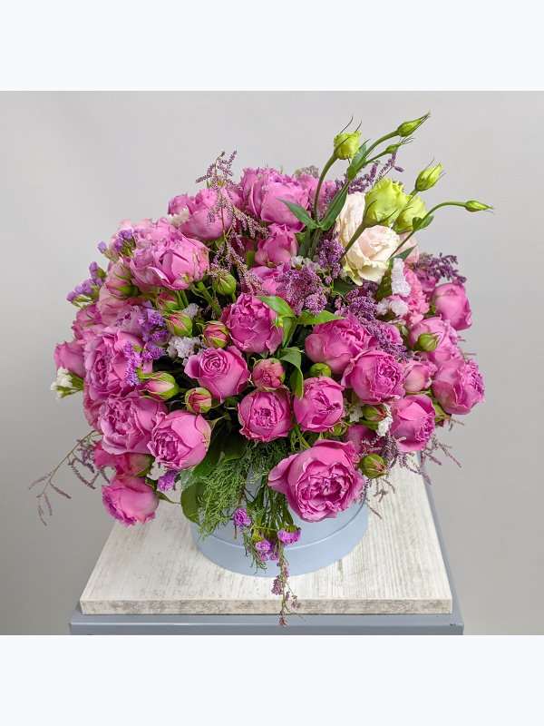 Composition with roses in a blue box