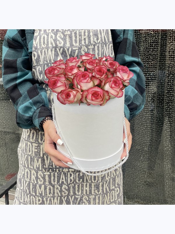 15 pink roses in a white box