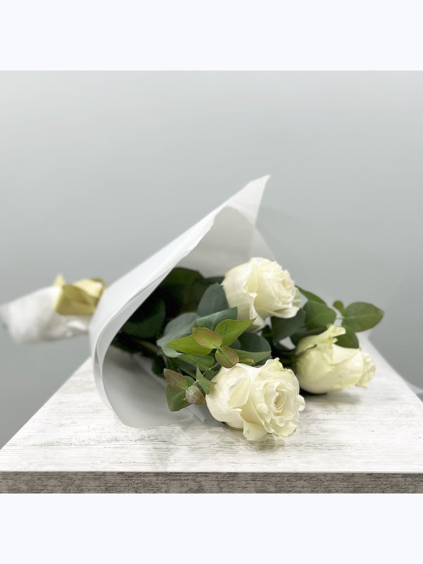 3 white roses