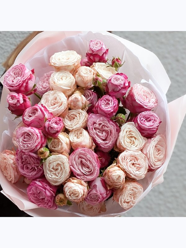 A bouquet of spray roses Bombastiki