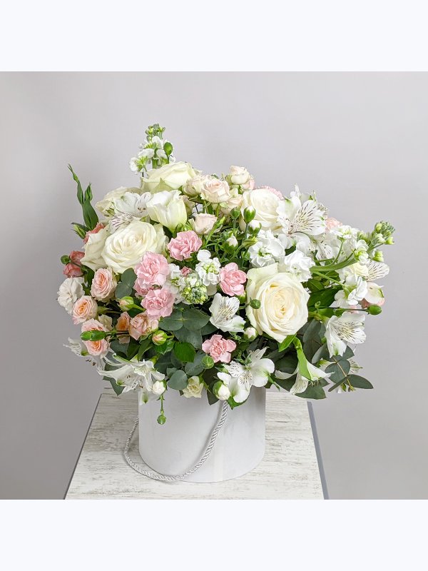 Composition with roses in a white box