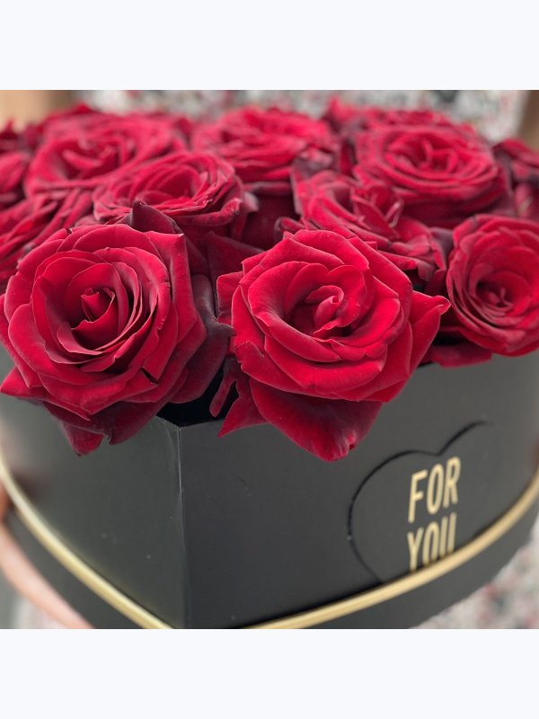 18 Red Roses in a black box