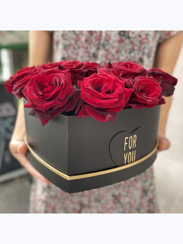 18 Red Roses in a black box