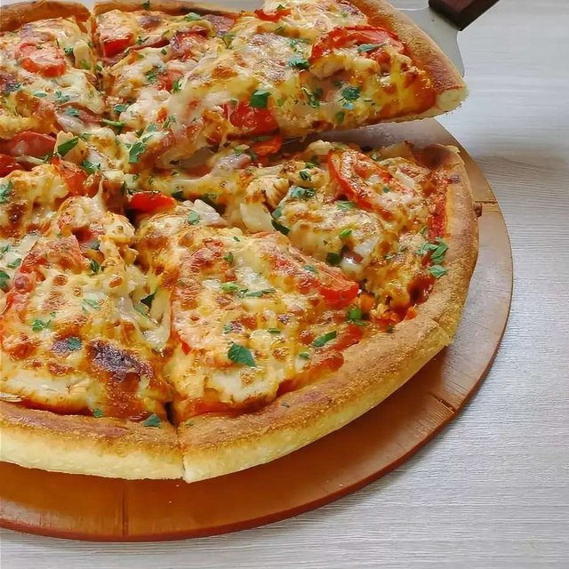 Что нужно для домашней пиццы. Пицца домашняя. Пицца домашняя с зеленью. Пицца домашняя с бортиками маленькая. Пицца домашняя фото.
