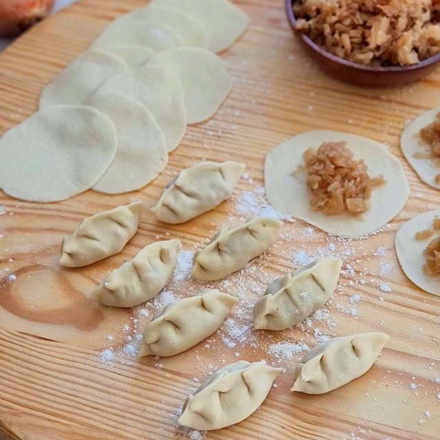 Вареники ручной лепки. Вареники с творогом. Вареники на доске. Как лепить пельмени с помощью