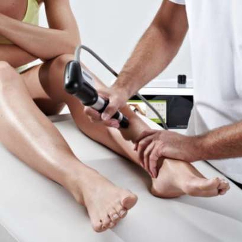 Ударно волновая терапия ахиллова сухожилия. Ударно-волновая терапия реклама. Увт ударно волновая терапия. Stosswellentherapie как работает. Увт dornier.