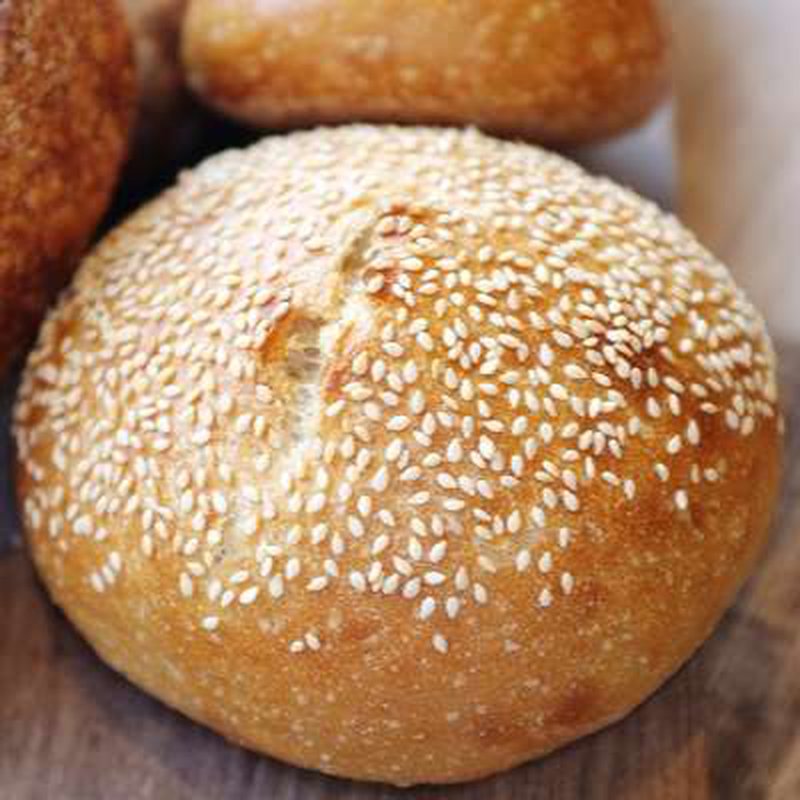 Булочка с кунжутом это. Булочка с кунжутом. Булочки пшеничные с кунжутом. Булочки Коломенские с кунжутом. Булка с кунжутом текстура