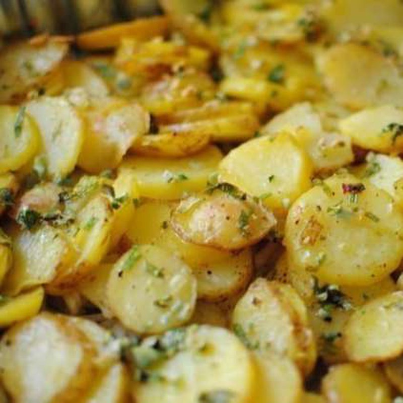 Запечь картошку в духовке рецепты простые. Картошка в духовке. Картофель кружочками в духовке. Картошка в духовке запеченная. Картошка в духовке на противне.