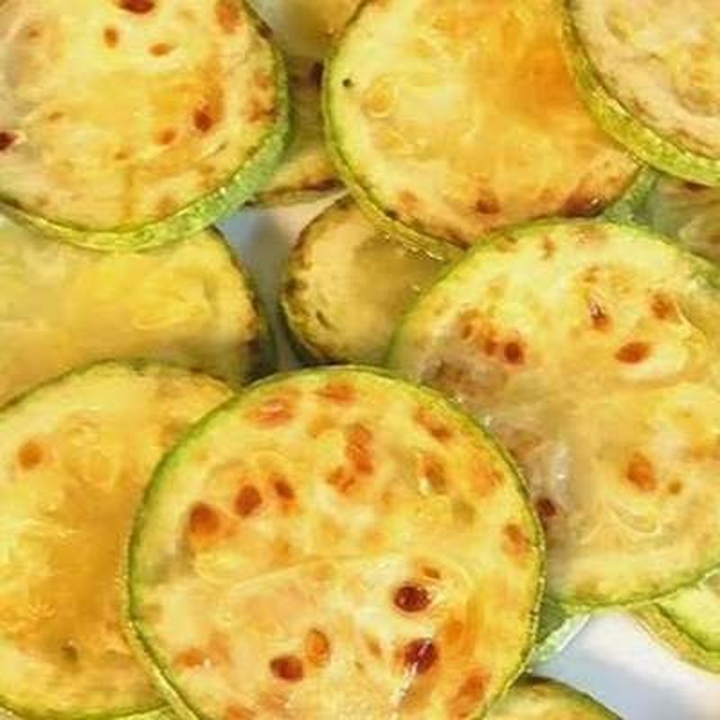 Кабачки жареные в кляре с яйцом и мукой на сковороде. Кабачок отжать. Кабачковые драники. Кабачковые оладьи на праздничный стол. Кабачок отжать.